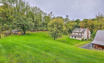 3 Mi to Blue Marsh Lake Spacious Home with Deck