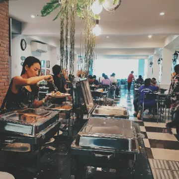 Gallery Lake View Hotel Отели рядом с достопримечательностью «Храм Тхунг Сетхи»