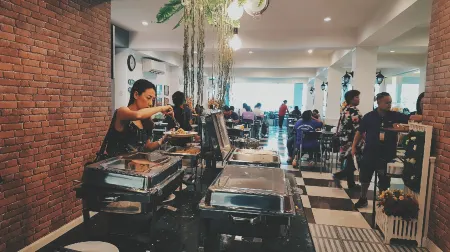 Gallery Lake View Hotel Отели рядом с достопримечательностью «Wat Thung Setthi»