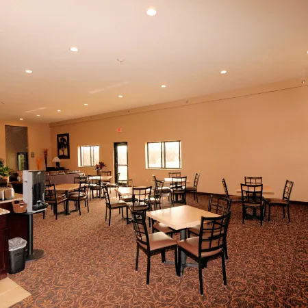 Cobblestone Inn & Suites - Denison | Oak Ridge