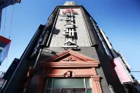 Daejeon Yongjeon High Class Hotels near Song Yong-eok House