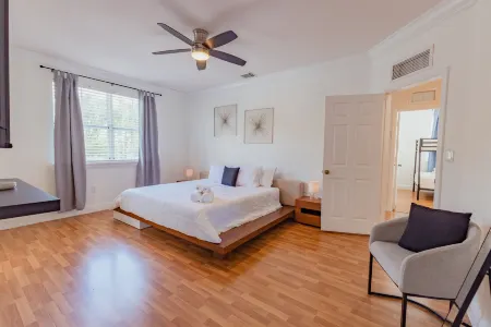 Miami Getaway Heated Pool House & Pool Table Villa