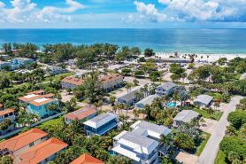 May Specials • Walk to Beach • Pool • Private Sun Deck • New Kitchen