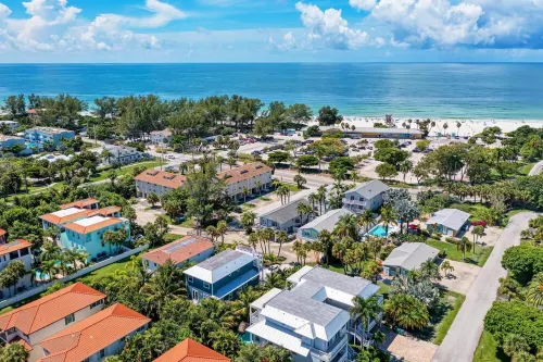 May Specials • Walk to Beach • Pool • Private Sun Deck • New Kitchen