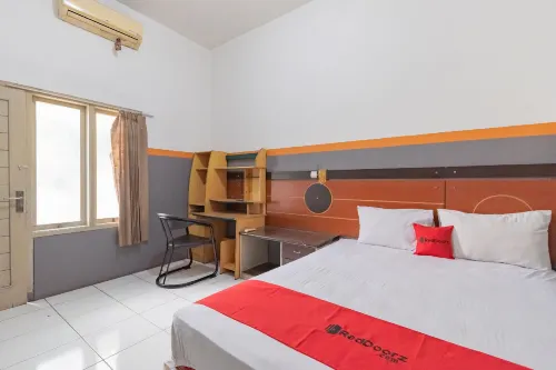 RedDoorz @ Merdeka Street Garut Hotel di Kecamatan Banyuresmi