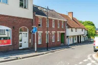 Beautiful Flat Town Centre 55 Inch Smart TV + Netflix Hotels in Andover