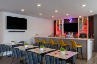 Microtel Inn & Suites Montreal Airport-Dorval QC - bar