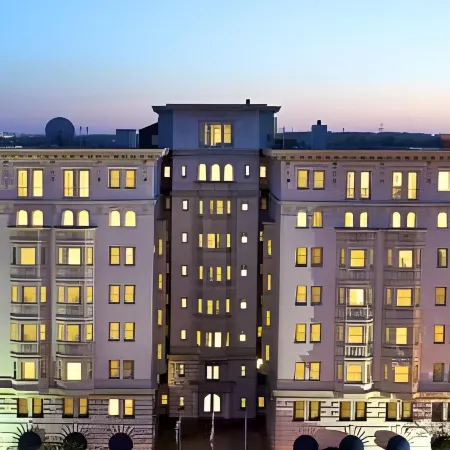 The Churchill Hotel near Embassy Row Отели рядом с достопримечательностью «Станция метро Rosslyn»