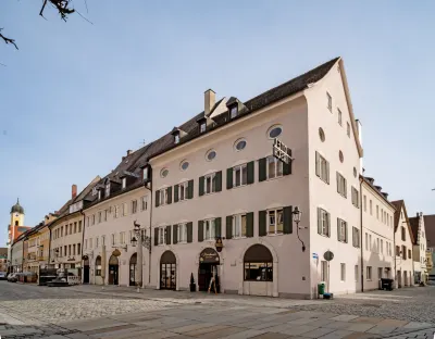 Hotel Goldener Hirsch Hotel berhampiran Kriegerdenkmal 1870-71