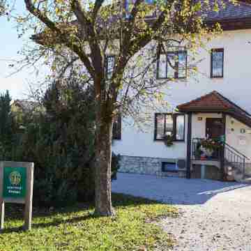 Apartmaji Koman Hotel Exterior