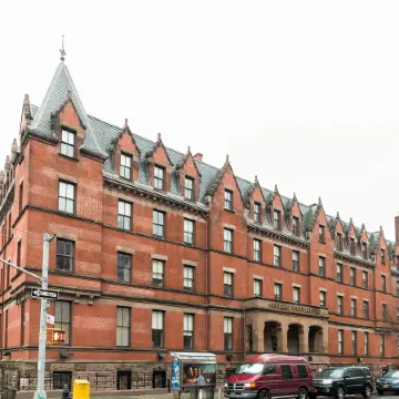HI New York City Hostel Отели рядом с достопримечательностью «Культурный центр Линкольн-центр»