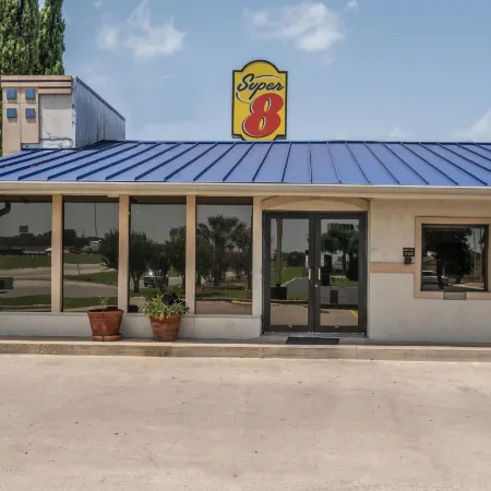Super 8 by Wyndham San Marcos