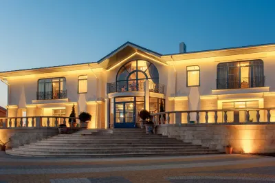 Villa Romanov Wine Club & SPA  (Вилла Романов Вайн Клаб & СПА) Отели рядом с достопримечательностью «Пляж Веселовка»