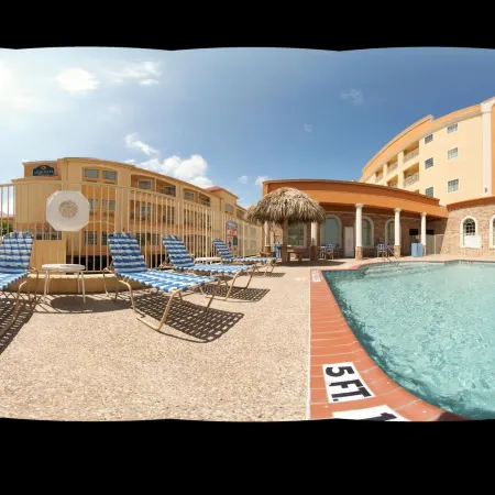 Holiday Inn Express & Suites GALVESTON WEST-SEAWALL by IHG Отели рядом с достопримечательностью «Парк Муди Гарденс Аттракшенс Тем»