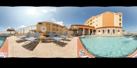 Holiday Inn Express & Suites Galveston West-Seawall Отели рядом с достопримечательностью «Муди Гарденс»