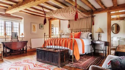 Lavish Tudor Hall Gardens - Sleeps 14 Hotels in 