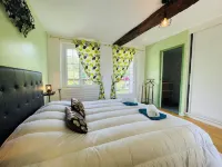 Domaine Jeanne de Laval Hotels in Saint-Georges-des-Sept-Voies