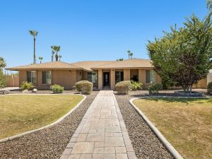 Luxe Central Scottsdale 4 Bdrm w Backyard Oasis