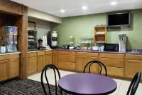 Super 8 by Wyndham Dyersville Near Field of Dreams