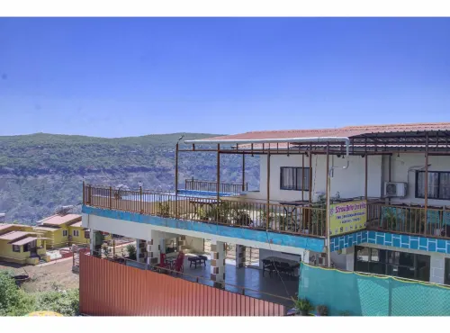 StrawBella Inn Villa Hotels in Dhangarwadi