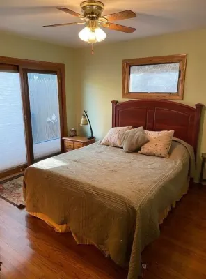 Cozy 3-bed lakefront home with deck & fireplace 해리슨 주립산림공원 주변 호텔