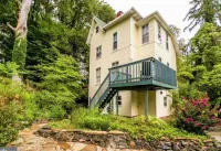 Stay in Prince Charming's 3-bedroom house in Baltimore Hotels near Belvedere Square