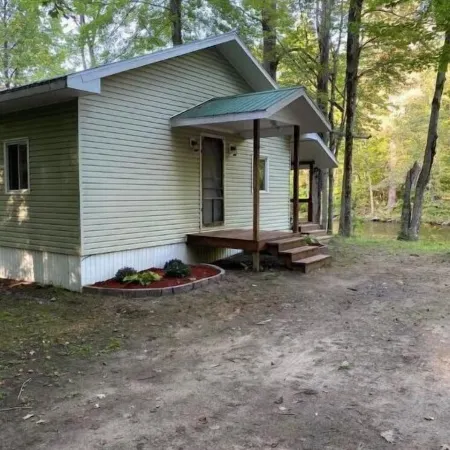 Riverside cabin, fly-fish for trout or just relax!