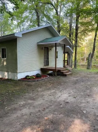 Riverside cabin, fly-fish for trout or just relax!
