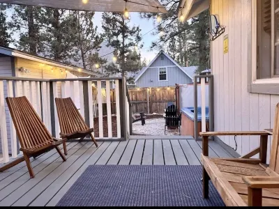 NEW Cozy Nat'l Park Inspired 4-Bedroom Cottage w/Hot Tub