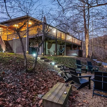 Spacious Hideaway w/ hot tub and creek- 1 mile from beautiful Watauga Lake Отели в г. Джонсон