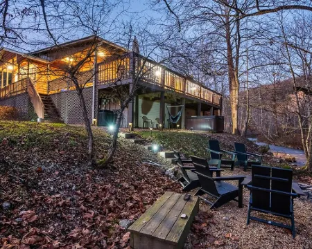 Spacious Hideaway w/ hot tub and creek- 1 mile from beautiful Watauga Lake 約翰遜縣酒店