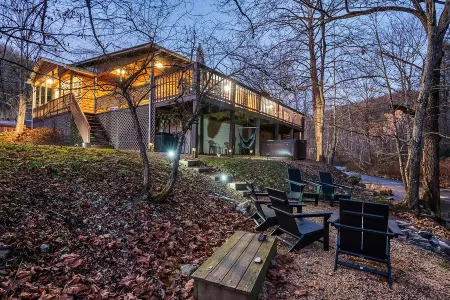 Spacious Hideaway w/ hot tub and creek- 1 mile from beautiful Watauga Lake Отели в г. Джонсон