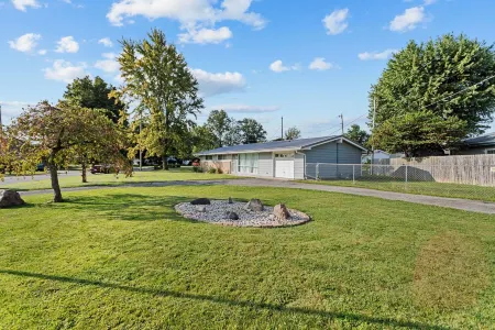 Charming 3-bedroom house south Kokomo Отели в г. Howard County