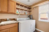 Dundee Hillside Retreat ~ Central Family & Dog Friendly Home!