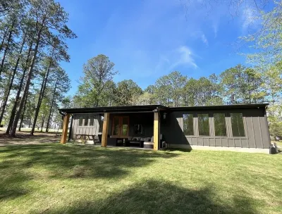 Sam Rayburn Stunner (South End) - Fully Remodeled, Water View, and Water Access Hotels near Twin Dikes Park