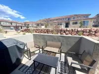 CHIC DESERT HOME CLOSE TO ZIONS!