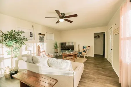 Amazing Lakeview Escape 2-bedroom bungalow in peaceful Lone Oak