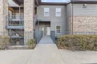 Cute Poolside Branson Condo! Minutes to Silver Dollar City - Golf Course Views