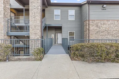 Cute Poolside Branson Condo! Minutes to Silver Dollar City - Golf Course Views Отели рядом с достопримечательностью «Марвел Кейв»