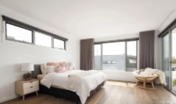 Beachside Getaway - short stroll to beach and shops. Pet friendly with approval