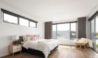 Beachside Getaway - short stroll to beach and shops. Pet friendly with approval