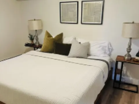 Create Memories at our Modern Waterfront 1 BR Apartment: Hike, Sip Wine, Relax! Hotels in Shawangunk