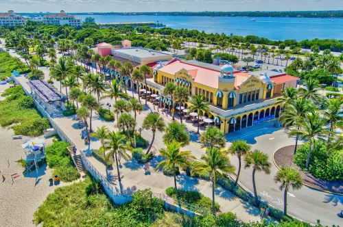 Cute & modern studio apartment in prime location in downtown Lake Worth Beach!