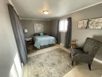 The Windmill Retreat - Large country home with big yard