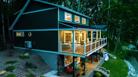 4 Season Lakeside Cottage - The Dragonfly Inn & Resort