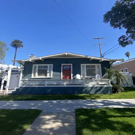 Craftsman house 500 yards to beach and short walk to many restaurants