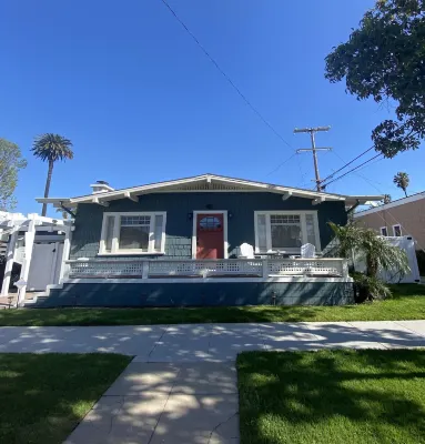Craftsman house 500 yards to beach and short walk to many restaurants