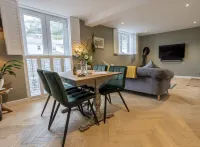 The Old Stables - Luxury Dartmouth town centre apartment w/ parking permit Hotels near Dartmouth Castle