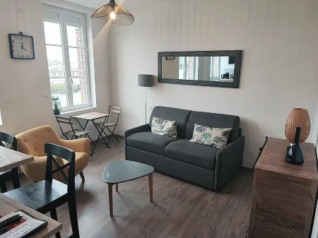 Elegant Studio, facing marina and harbour Отели в г. Фекан