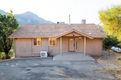 Shasta Lake Beautiful House w/ Hot Tub, BBQ, Ping Pong & Foosball Table